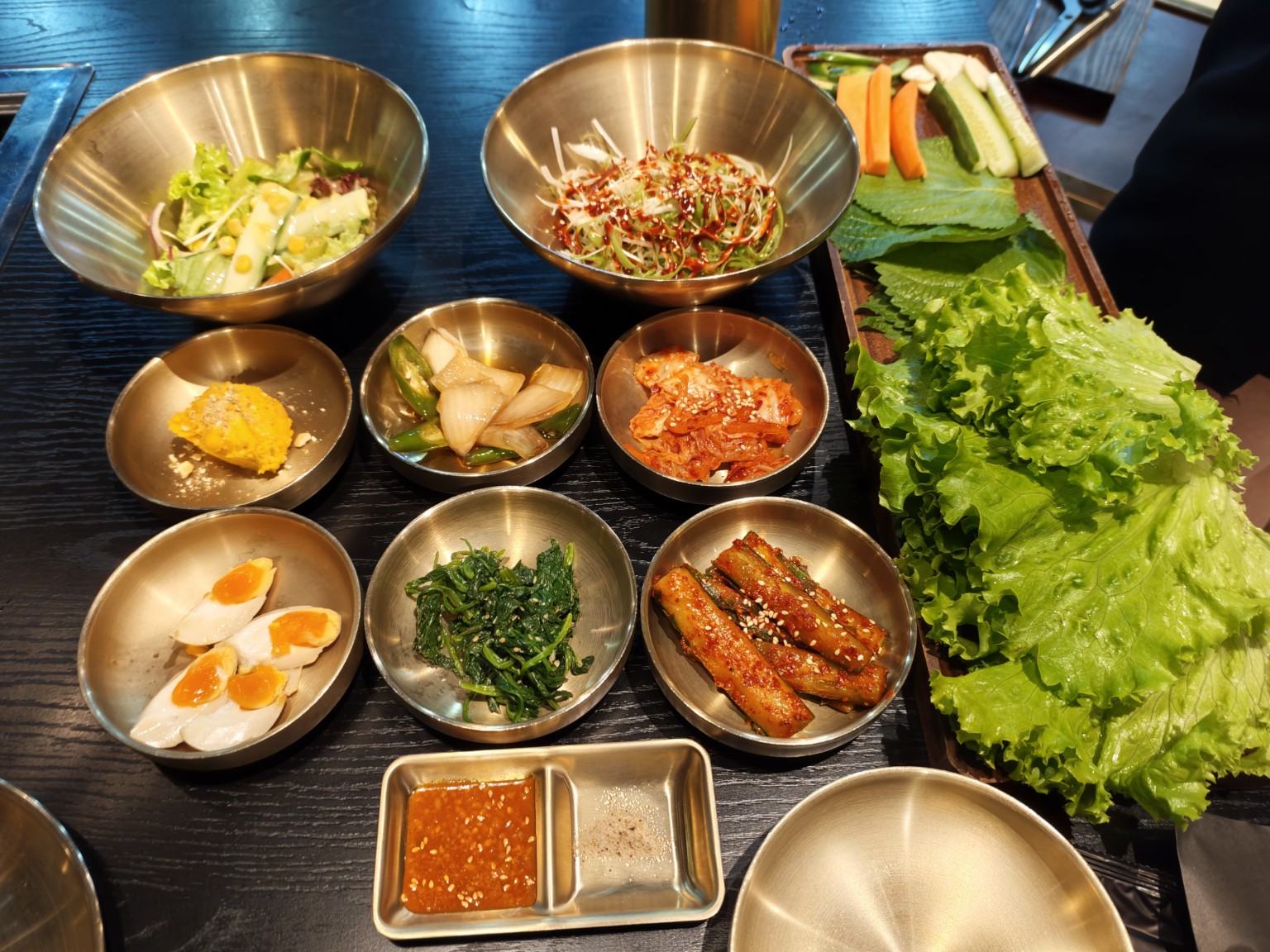 【峴港美食】韓國烤肉控挖到寶！GU:EM BBQ 小菜豪氣擺滿桌，路過竟然發現這家高級韓式燒肉店