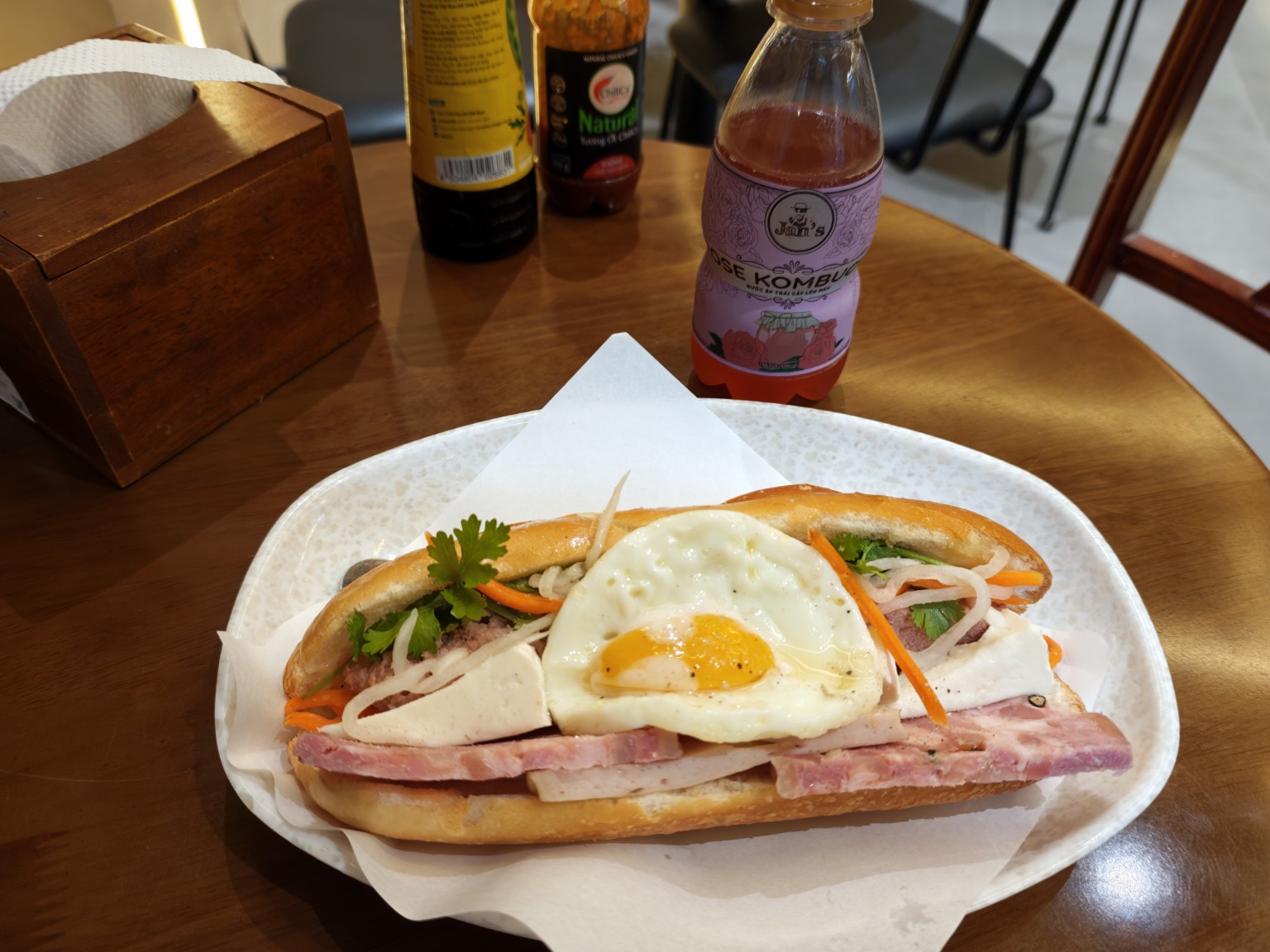 綜合冷肉煎蛋法國麵包加起司,搭配 Jan’s Rosé 康普茶