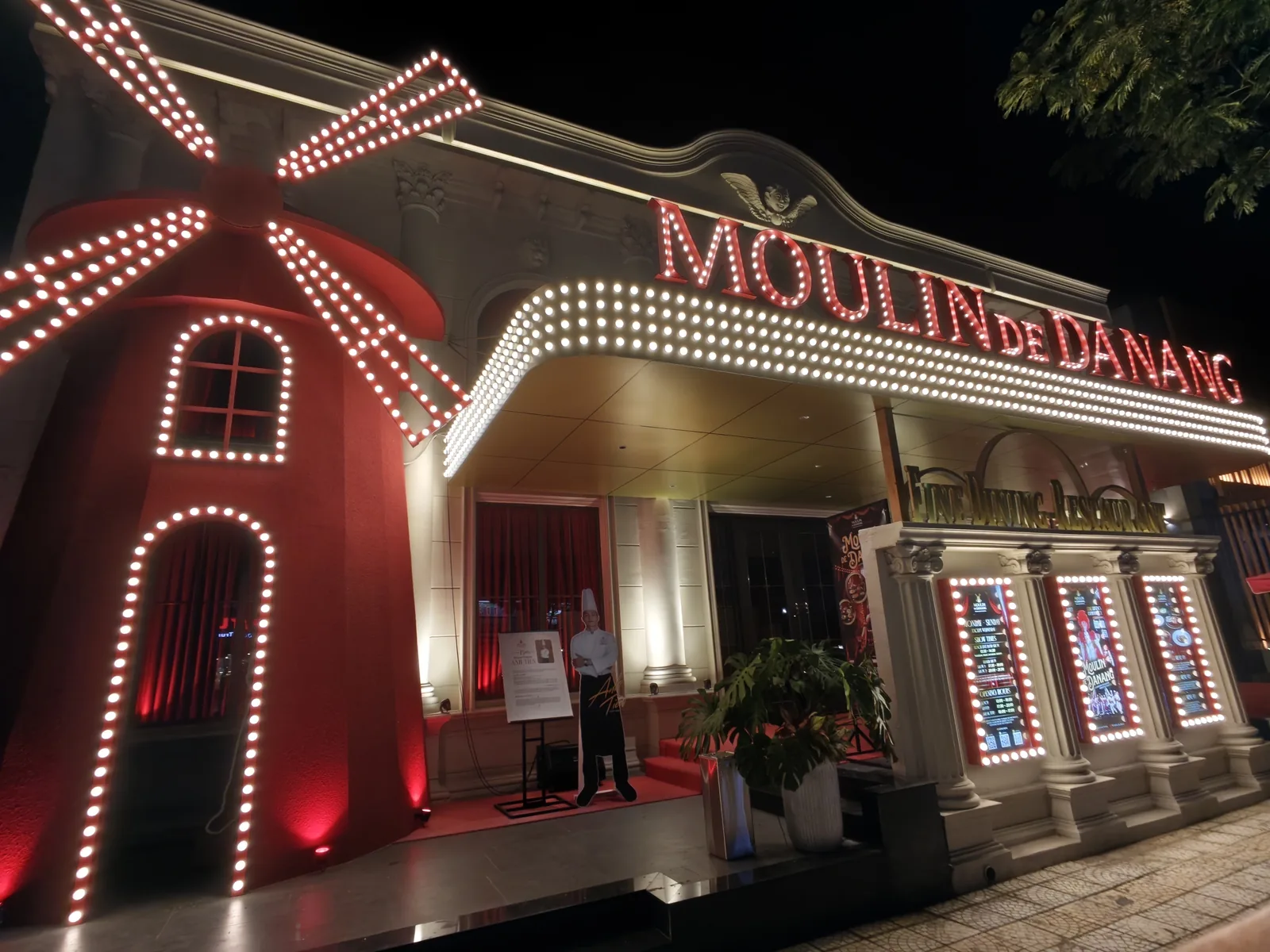 峴港紅磨坊 Moulin de Danang｜海邊往龍橋散步，被華麗外觀截胡的晚餐秀餐廳