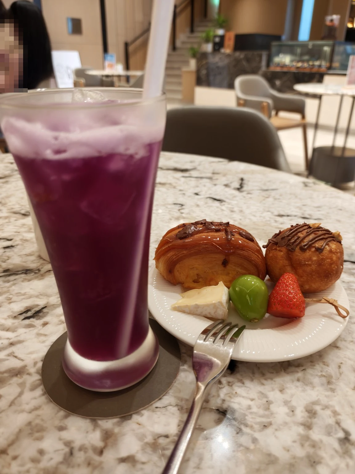 這次的歡迎飲品,搭配糕點與水果。