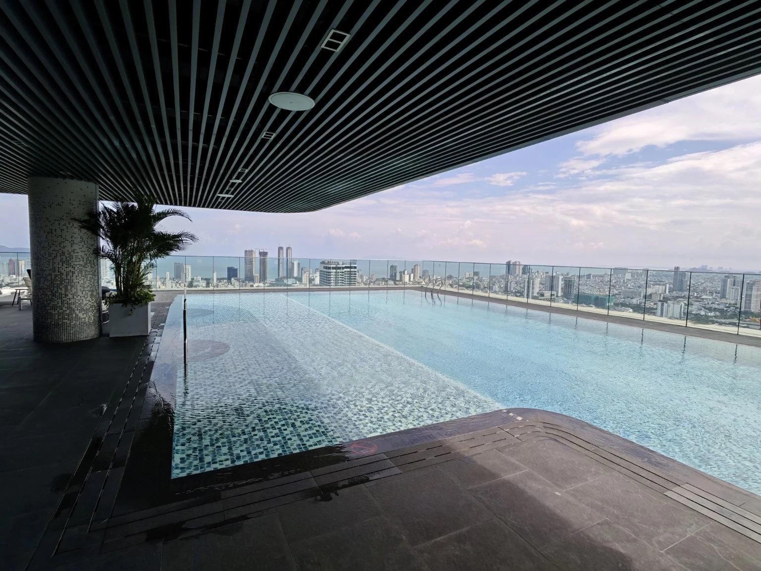 45 樓 Rooftop Pool 的白天景色。