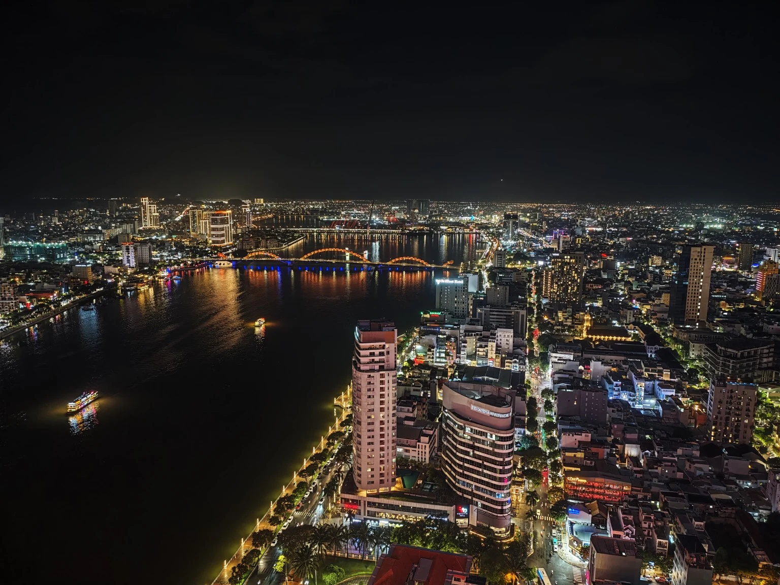 夜晚的漢江與城市燈火。