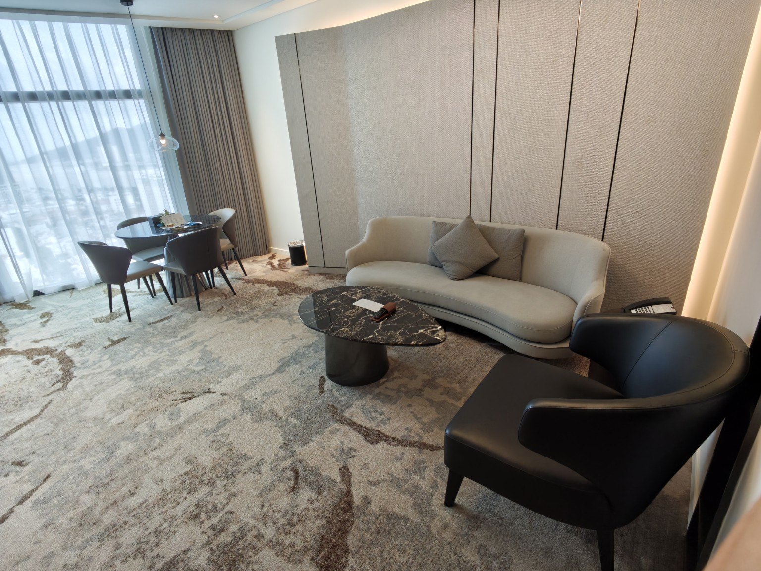 套房的客廳與餐桌