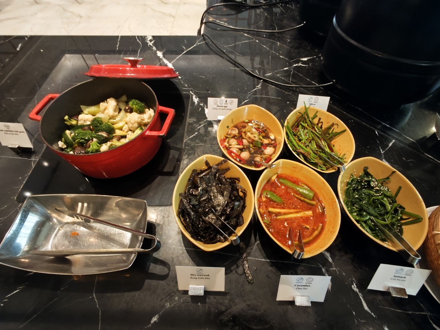 韓式配菜區的海帶、黃瓜、菠菜與醃漬蛋,旁邊也有熱炒時蔬。