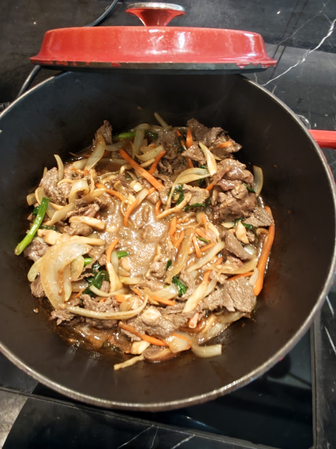 牛肉與洋蔥等蔬菜熱炒。
