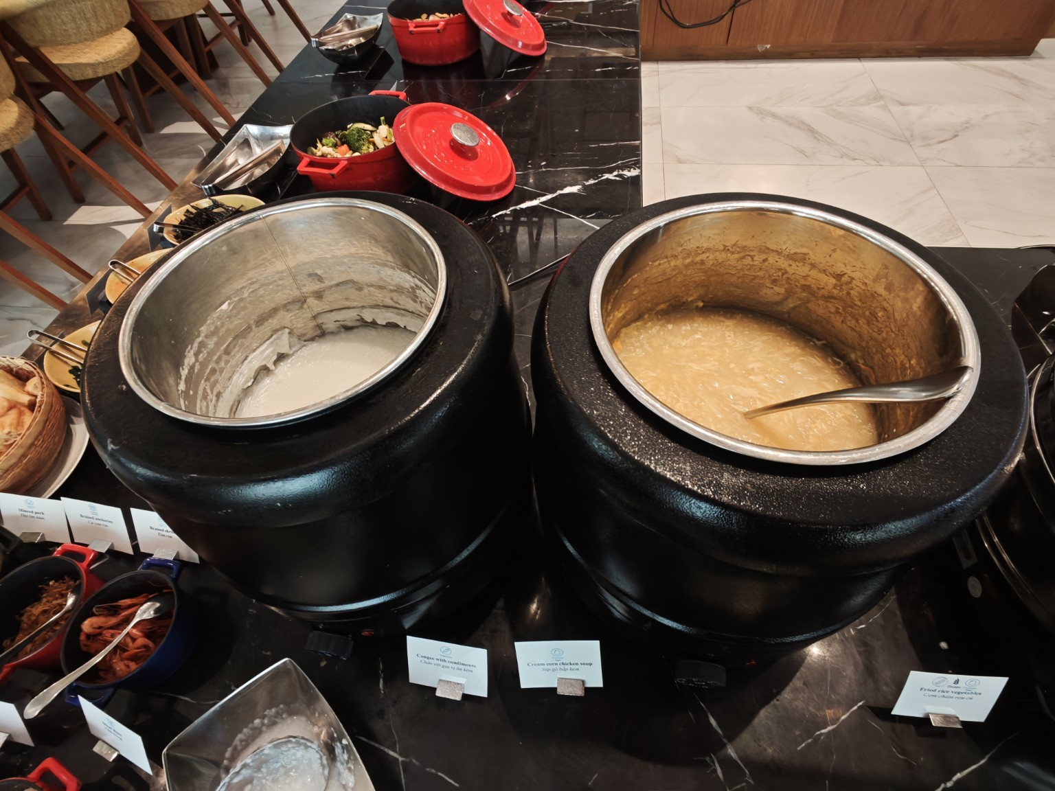 粥與玉米雞肉濃湯,依當天餐台標示取用。