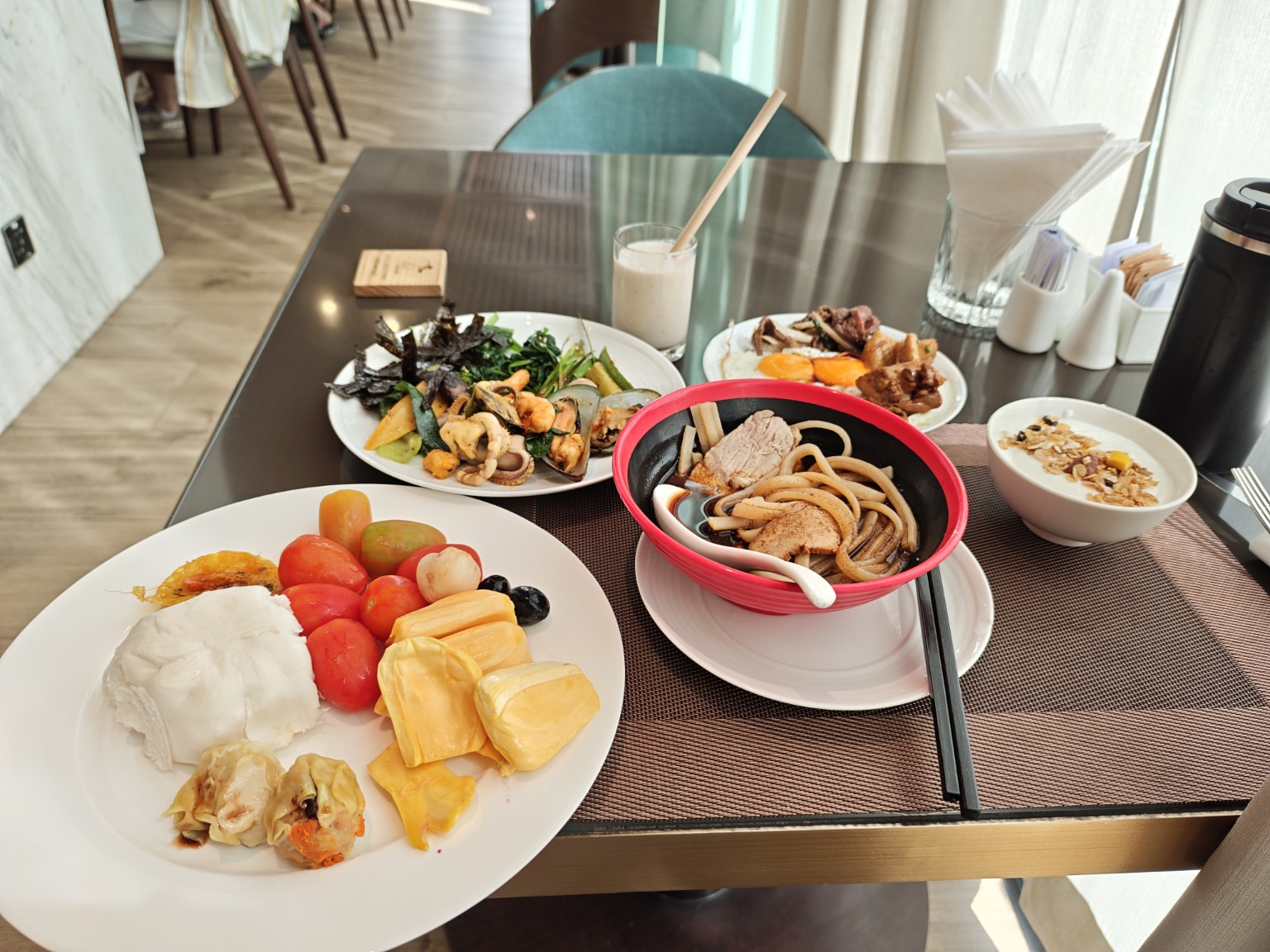 第一次早餐取餐:麵食、海鮮、蔬菜、水果與優格等。