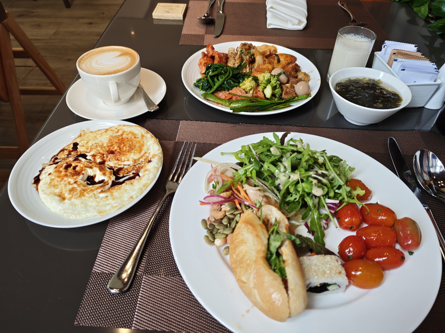 另一次早餐取餐:煎蛋、小法國麵包、沙拉、肉類,搭配卡布奇諾與湯。